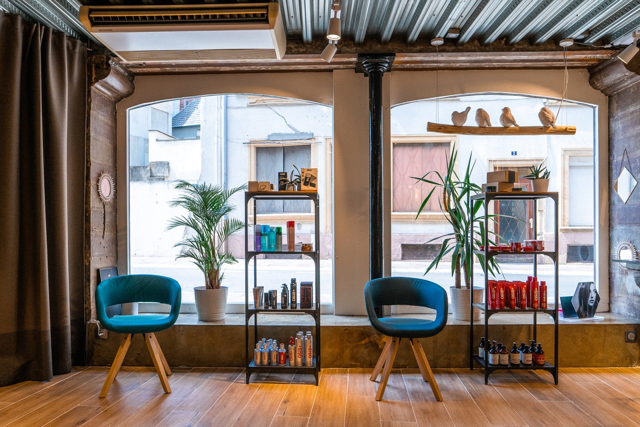 Vitrine du salon de coiffure troisieme ere a Mulhouse